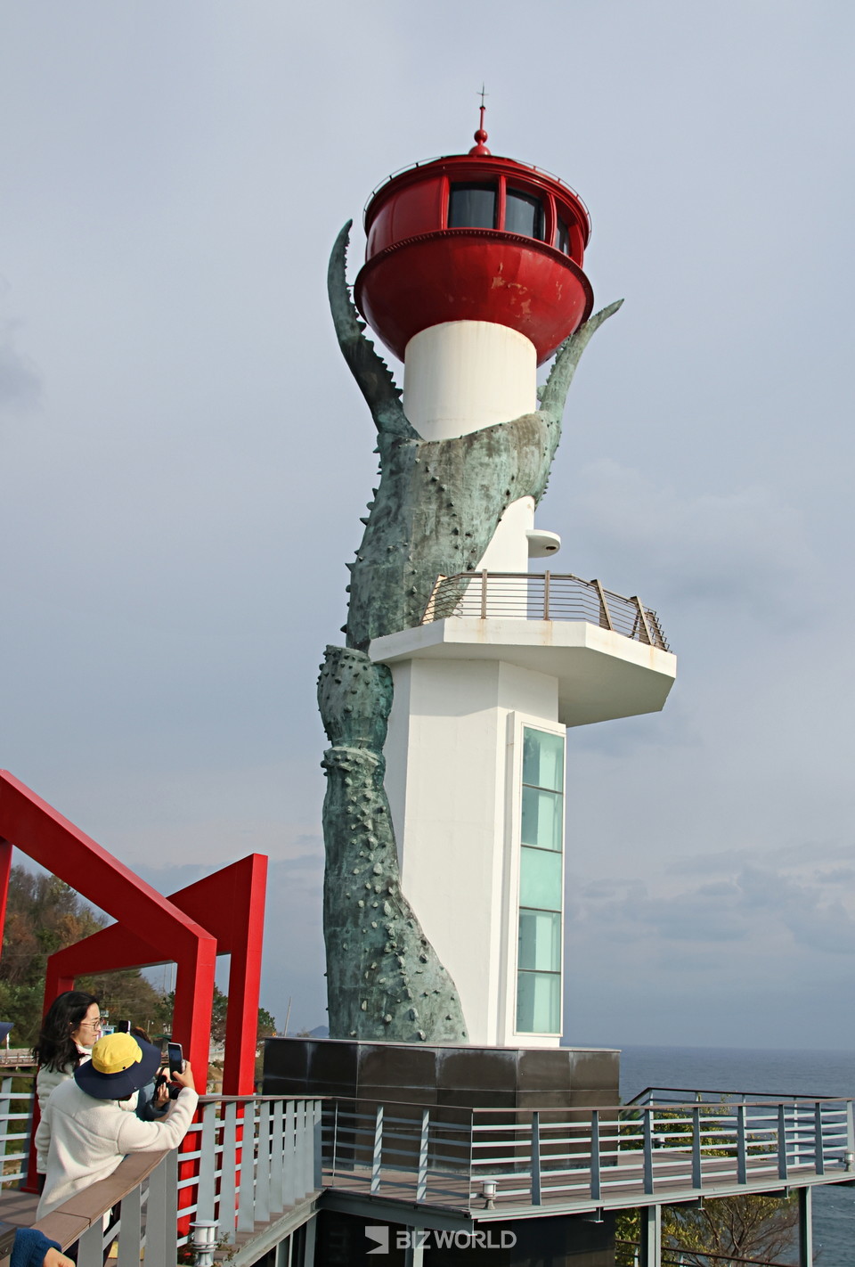 영덕 해맞이 공원을 찾아가면 창포말 등대가 가장 먼저 반겨준다. 사진=손진석 기자
