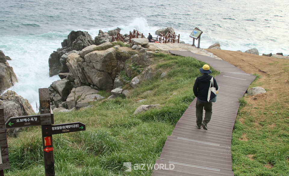 영덕 해맞이 공원 약속바위로 가는 길은 제법 가빠른 경사길을 내려가야 도착할 수 있다. 사진=손진석 기자
