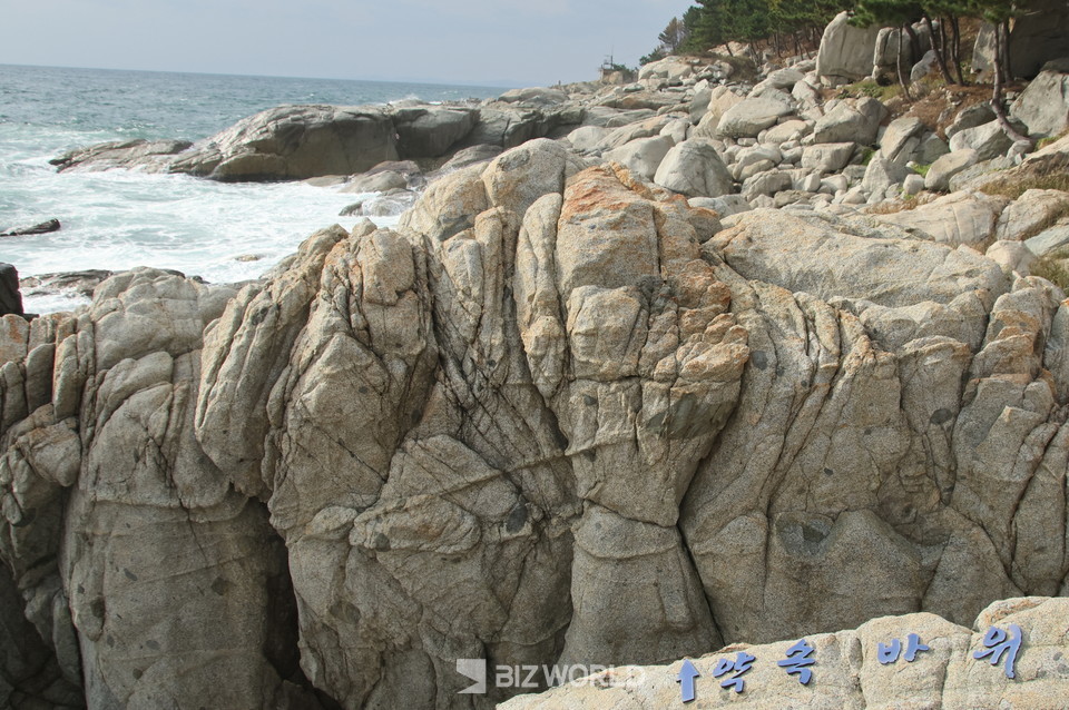 영덕 해맞이 공원 포토 포인트 약속 바위. 사진=손진석 기자