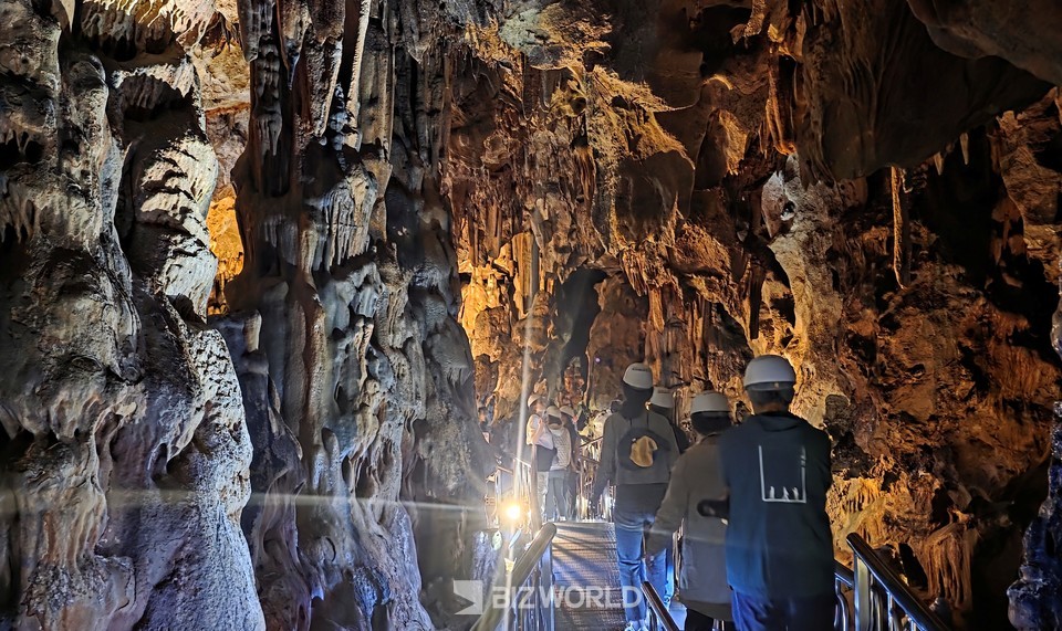 성류굴을 탐방 중인 관광객들. 사진=손진석 기자