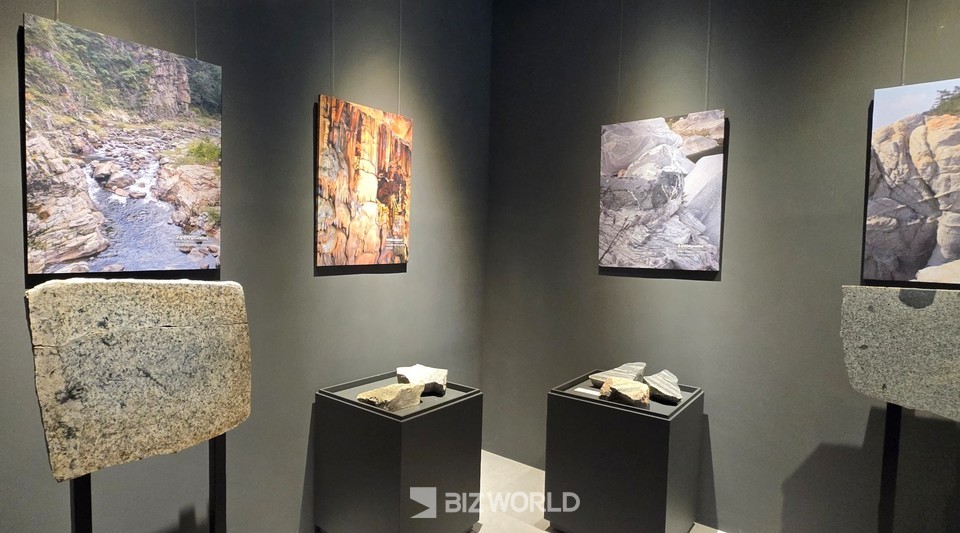 동해안 지역의 특징적인 암석을 전시, 설명하고 있다. 사진=손진석 기자