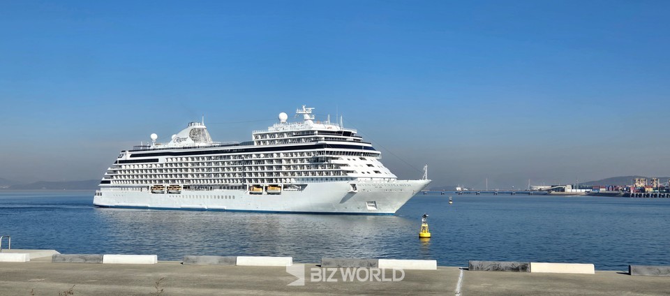 6성급 리젠트 세븐시즈 크루즈가 인천항 크루즈 터미널로 입항하고 있다. 사진=손진석 기자