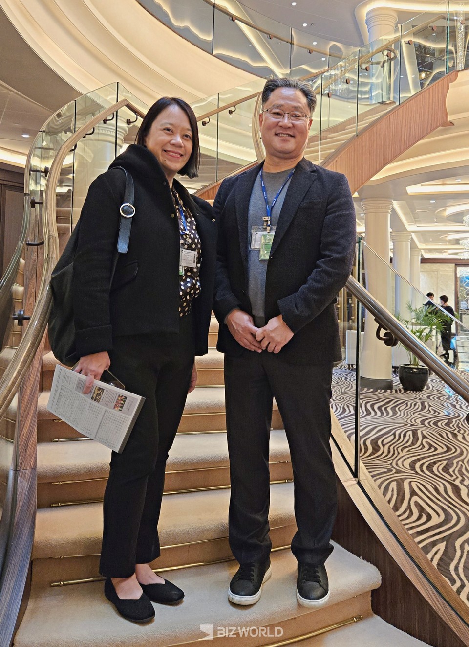 리젠트 세븐시즈 크루즈 본사 홀리공(Holly Kong) 세일즈이사(왼쪽)과 이재명 크루즈TMK 대표. 사진=손진석 기자