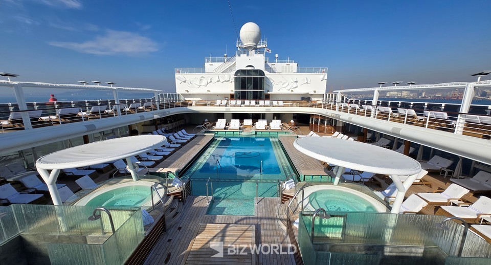 리젠트 세븐시즈 크루즈 11층의 메인 풀장. 사진=손진석 기자