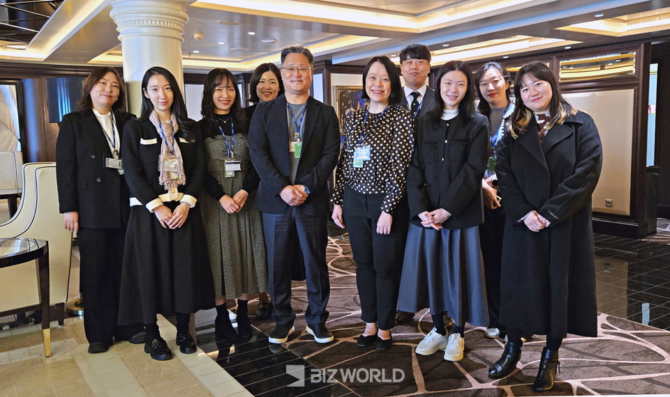 크루즈TMK 전원희 이사(좌측부터 시계방향)와 강현지 과장, 홍미애 과장, 이여주 부장, 이재명 대표, 리젠트세븐시즈크루즈 홀리공(Holly Kong) 세일즈이사, 김동진 차장, 권준영 대리, 윤지혜 차장, 윤지원 대리가 쉽투어를 마치고 기념 사진을 촬영하고 있다. 사진=손진석 기자