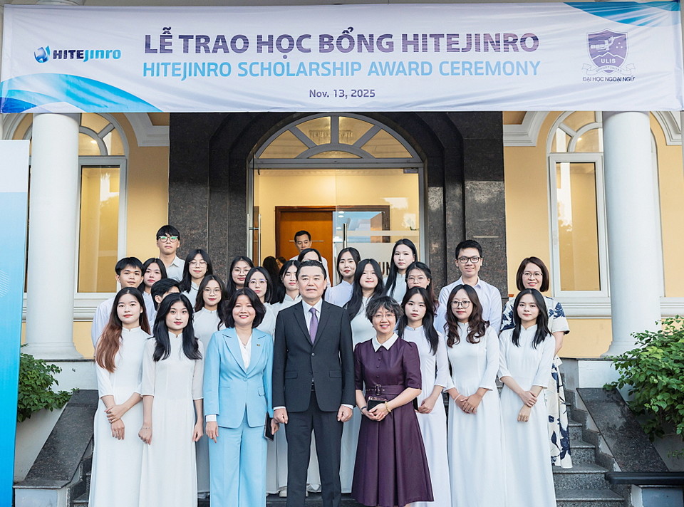 김인규 하이트진로 대표(앞줄 왼쪽에서 네 번째)와 하레낌아잉 하노이 국립외국어대학교 부총장(앞줄 오른쪽에서 네 번째)가 장학생들과 기념 촬영을 하고 있다. 사진=하이트진로