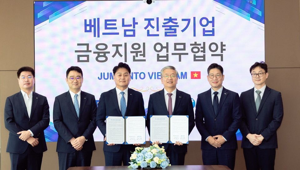 지난 14일(현지 시각) 베트남 호치민의 신한베트남은행 본점에서 진행된 '베트남 진출기업 금융지원' 업무협약식’에서 강규원 신한베트남은행 법인장(왼쪽 세 번째)과 김종호 기술보증기금 이사장(왼쪽 네 번째)이 관계자들과 기념촬영을 하고 있다. 사진=신한은행