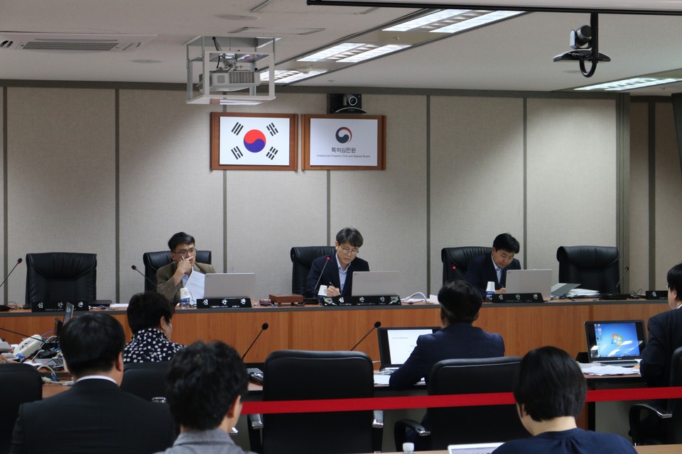 지식재산처(처장 김용선) 특허심판원은 올해부터 ‘심판-조정 연계제도’를 본격 추진한 결과 현재까지 총 4건의 특허심판사건이 조정절차로 회부됐으며 해당 사건 모두가 조정 성립이 되는 성과를 거두었다고 17일 밝혔다. 특허심판원 심판정 모습. 참고사진=특허심판원