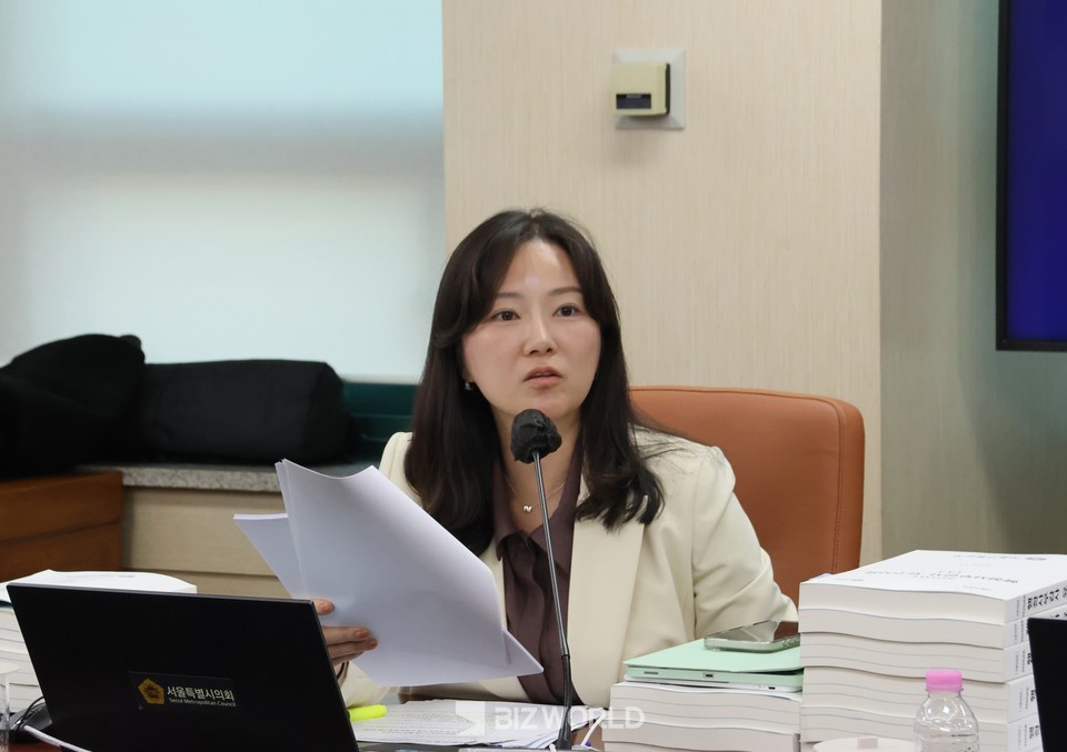 윤영희 서울시의원이 행정사무감사에서 질문을 하고 있다. 사진=손진석 기자