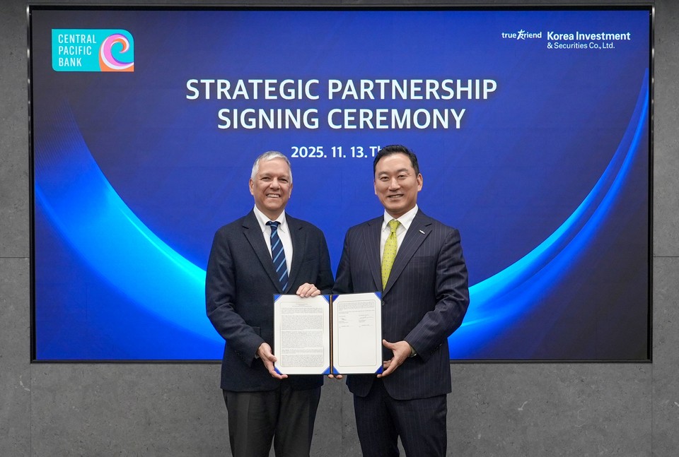 [사진] 13일 한국투자증권 본사에서 열린 협약식에서 김성환 한국투자증권 사장(오른쪽)과 아놀드 마티네즈 CPB 행장이 기념사진을 촬영하고 있다.