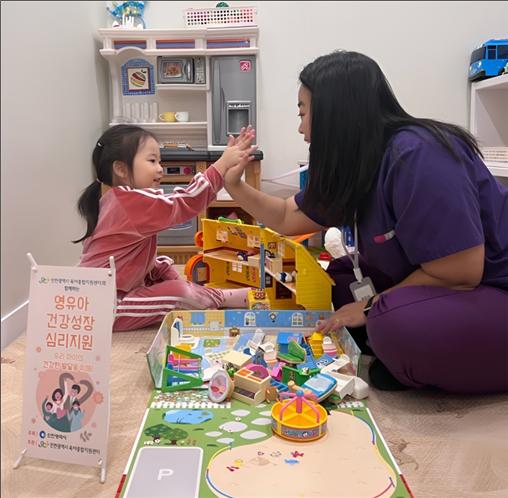 인천시(시장 유정복)는 최근 중앙육아종합지원센터(한국보육진흥원)에서 주최한 ‘2025년 대한민국의 행복한 내일을 키웁니다’ 영유아 양육 실천과 발달지원 사례 공모전에서 인천광역시육아종합지원센터가 최우수상인 교육부장관상을 수상했다고 밝혔다. 사진=인천시