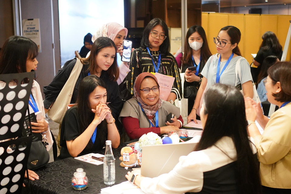 B2B트래블마트에서 현지 바이어사가 인니 소비자에게 인기 있는 닭갈비 사진을 보여주며 관련 상품을 문의하고 있다. 사진=한국관광공사