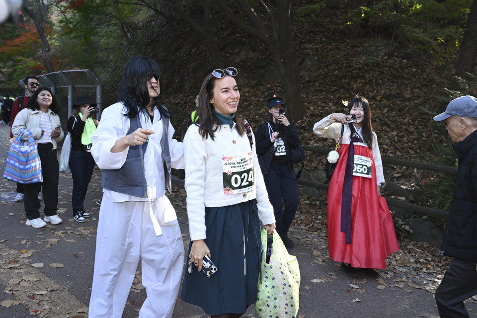 남산 퍼포먼스 하이킹에 참여 중인 외국인 관광객. 사진=서울관광재단