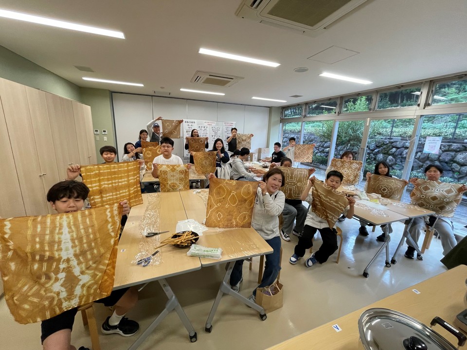 사가현 우레시노차 교류관에서 글로벌 프렌즈 청소년들이 차염색체험을 하고 있다. 사진=하나투어
