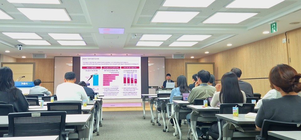 NH농협생명은 지난 7일과 14일 서울 서대문구에 있는 본사에서 임직원을 대상으로 'AI(인공지능) 빅데이터 모델링(모형화) 교육' 과정을 진행했다고 밝혔다. 사진=NH농협생명