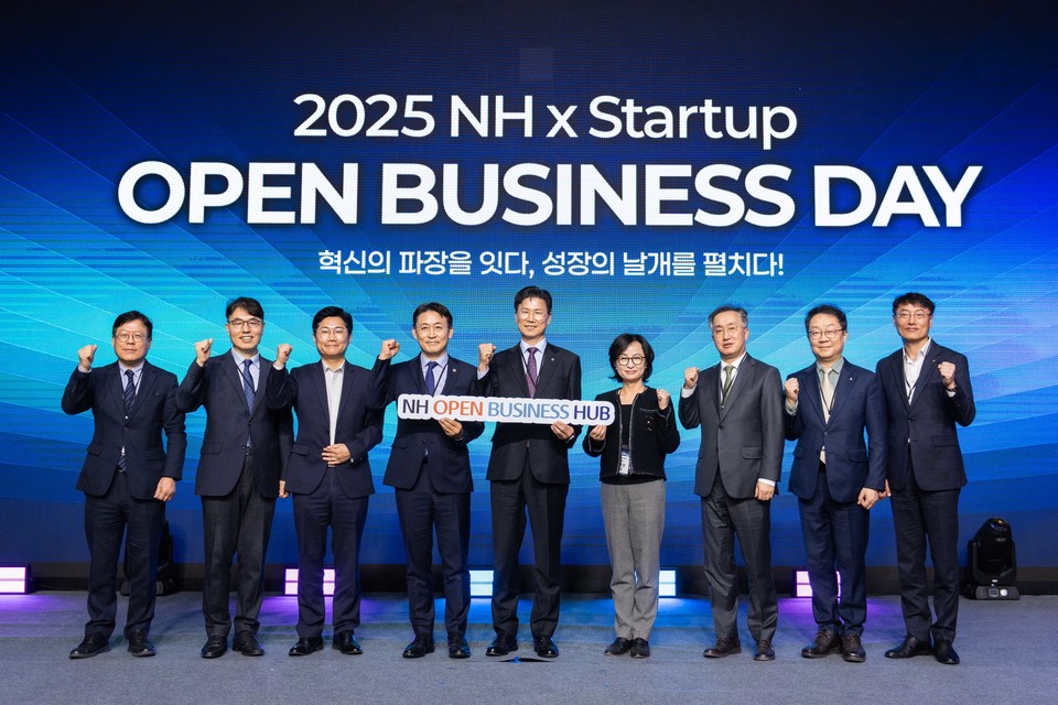 지난 17일 서울 여의도에 있는 콘래드서울에서 열린 'NH 오픈 비즈니스 데이'에서 권대영 금융위 부위원장(왼쪽 네 번째)과 강태영 농협은행장(왼쪽 다섯 번째), 스타트업 대표와 행사 관계자들이 기념 촬영을 하고 있다. 사진=NH농협은행