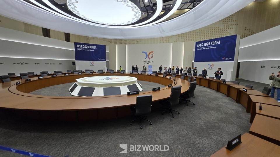 2025 APEC 정상회의 당시 회의장을 살펴보는 관광객  모습. 사진=손진석 기자