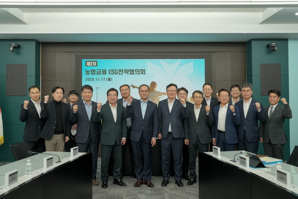 NH농협금융은 17일 서울 중구에 있는 본사에서 이찬우 회장 주재로 지주와 계열사 ESG(환경, 사회, 지배구조) 담당 임원들이 참석한 가운데' 제2차 농협금융 ESG 전략협의회'를 개최했다고 18일 밝혔다. 이찬우 회장(앞줄 왼쪽 다섯 번째)과 참석자들이 기념 촬영을 하고 있다. 사진=NH농협금융