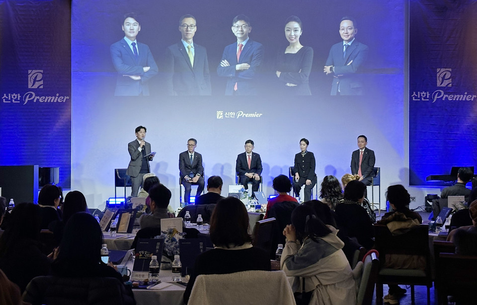 지난 17일 정동1928 아트센터에서 진행된 '신한 프리미어 컬처 정동길 낭만' 행사에서 신한금융그룹 자산관리 전문가 조직인 '신한 프리미어 패스파인더'(이하 패스파인더) 전문가들이 금융 대담을 진행하고 있다. 오건영 패스파인더 단장, 우병탁 패스파인더 전문위원(왼쪽 두 번째) 등이 대담하는 모습. 사진=신한은행