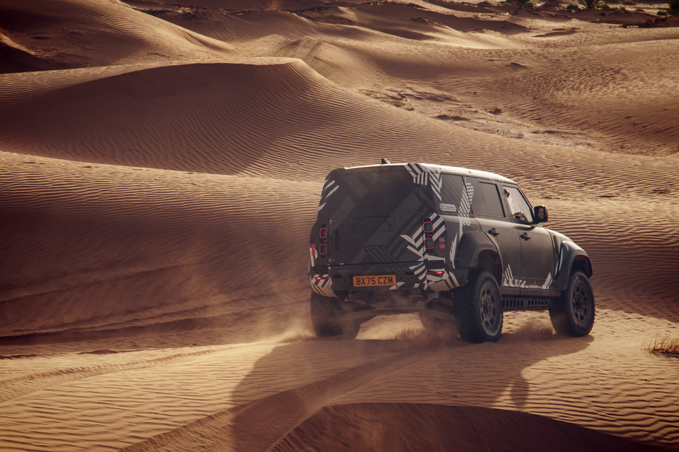 디펜더 다카르 D7X-R의 사하라 주행 테스트 모습. 사진=JLR 코리아