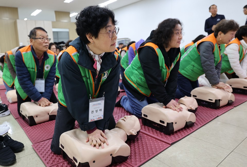 의정부시 자율방재단 단원이 CPR 체험 교육을 하고있다. 사진=희망브리지