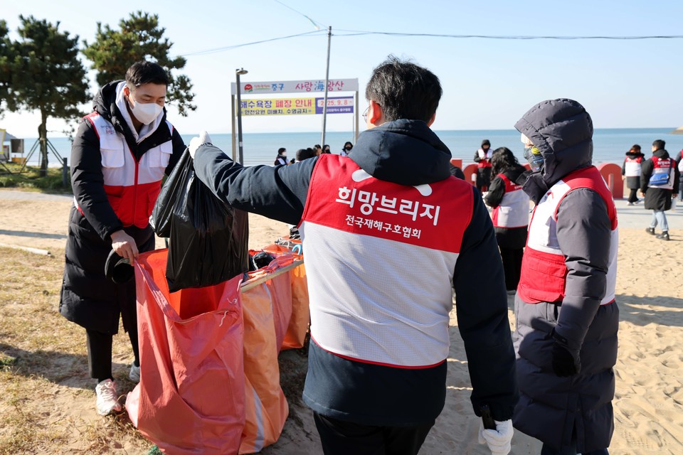 희망브리지 전국재해구호협회 직원들이 18일 오전 인천 중구 왕산해수욕장에서 플라스틱 제로 캠페인을 하고 있다. 사진=희망브리지