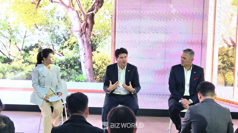 윤명옥 전무(왼쪽)이 존 로스 글로벌 캐딜락 부사장(가운데)과 핵터 비자 레알 GM 한국사업장 사장 겸 CEO와 캐딜락 에스컬레이드 IQ에 대한 비전과 상품에 대한 발표를 진행하고 있다. 사진=손진석 기자