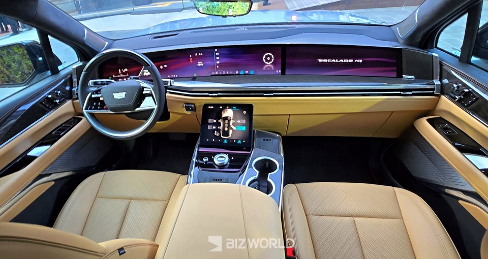 에스컬레이드 IQ 운전석. 사진=손진석 기자