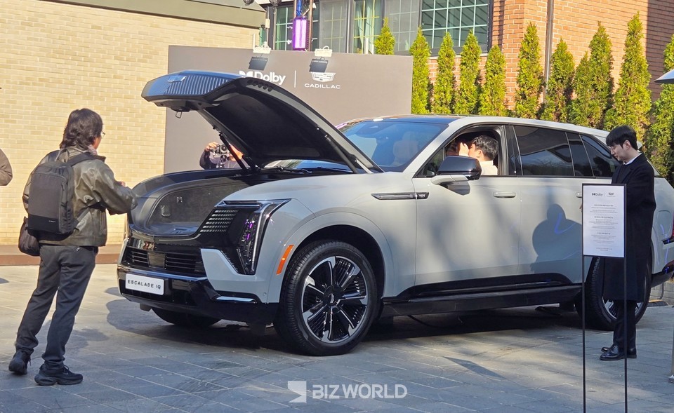 캐딜락 에스컬레이드 IQ를 살펴보고 있는 기자들. 사진=손진석 기자
