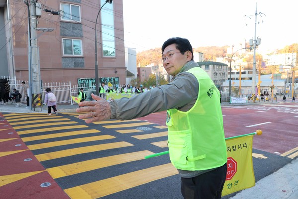 이상일 용인시장이 19일 교동초 앞에서 어린이들을 위한 교통지도 현장봉사를 실시했다. 사진=용인시