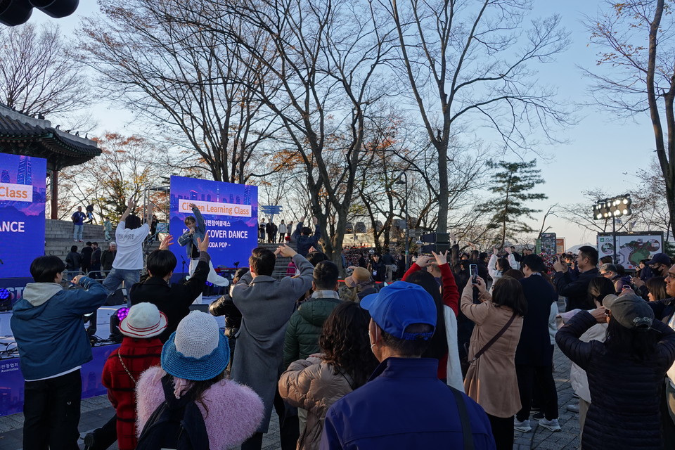남산 팔각정에서 진행된 ‘서울관광 ON Festa’ K-POP 커버댄스 프로그램에 많은 시민과 외국인 관광객이 모여 즐겁게 호응하고 있다. 사진=서울시관광협회