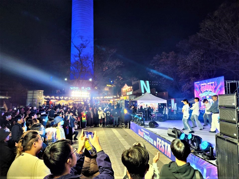 밤하늘 아래 펼쳐진 ‘서울관광 ON Festa’ K-POP 공연 현장. 수많은 관람객들이 휴대전화를 들고 무대를 촬영하며 열정적인 응원을 보내고 있다. 사진=서울시관광협회