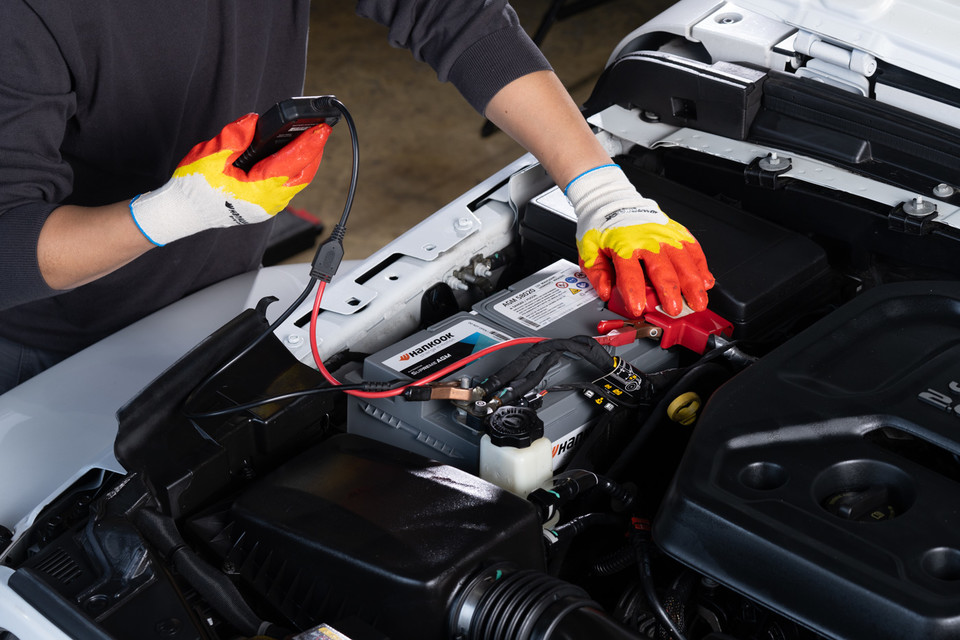 초겨울 추위에 대비해 ‘한국(Hankook)배터리’ AGM 제품의 상태를 점검하고 있다. 사진=한국앤컴퍼니그룹