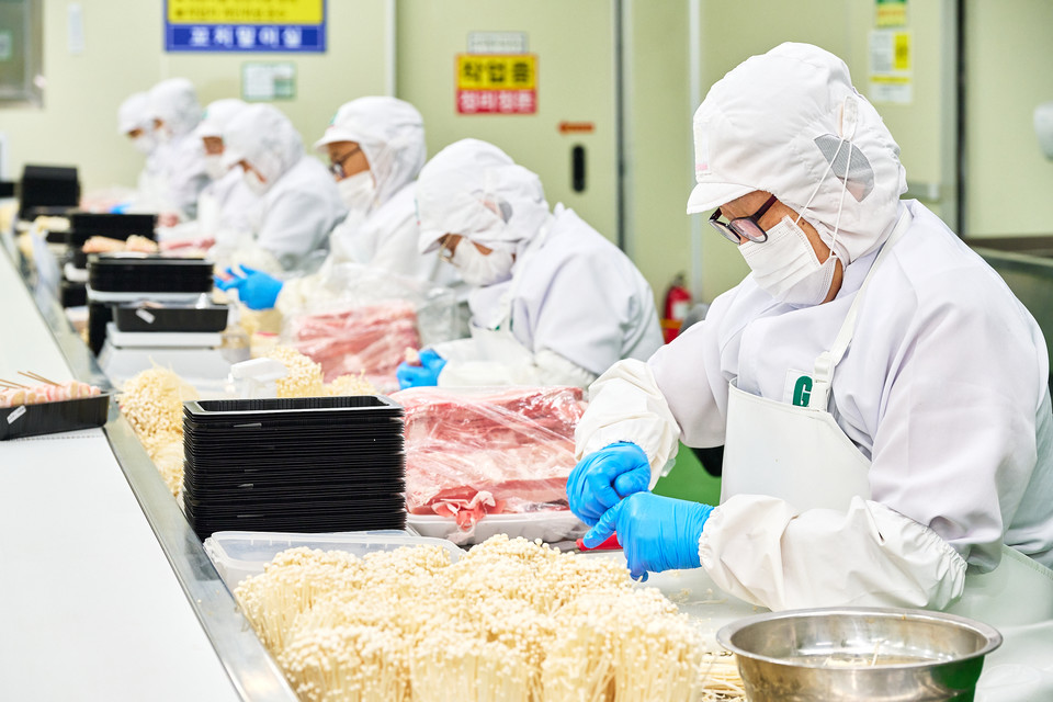 투다리 서산 공장에서 수작업하는 작업자들. 사진=투다리