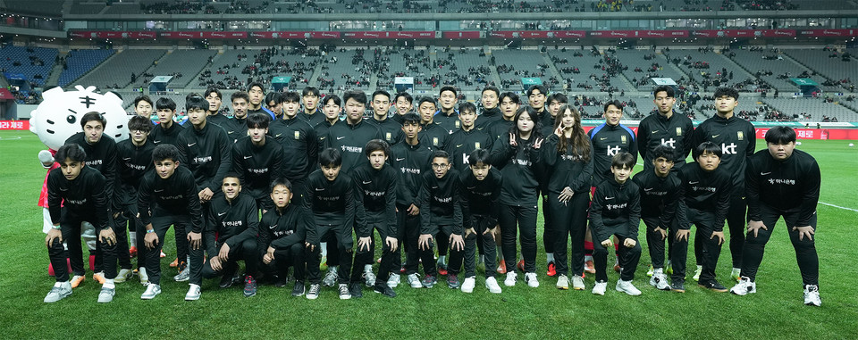 하나은행은 지난 18일 서울월드컵경기장에서 열린 대한민국과 가나의 축구 국가대표팀 A매치 경기에서 이주배경 가정 아동·청소년들에게 '매치볼 키드'와 '기수단'으로 참여할 수 있는 특별한 체험 기회를 제공했다고 19일 밝혔다. 이날 '기수단'에 참여한 이주배경 가정 아동·청소년들이 선수들과 함께 기념촬영을 하고 있다. 사진=하나은행