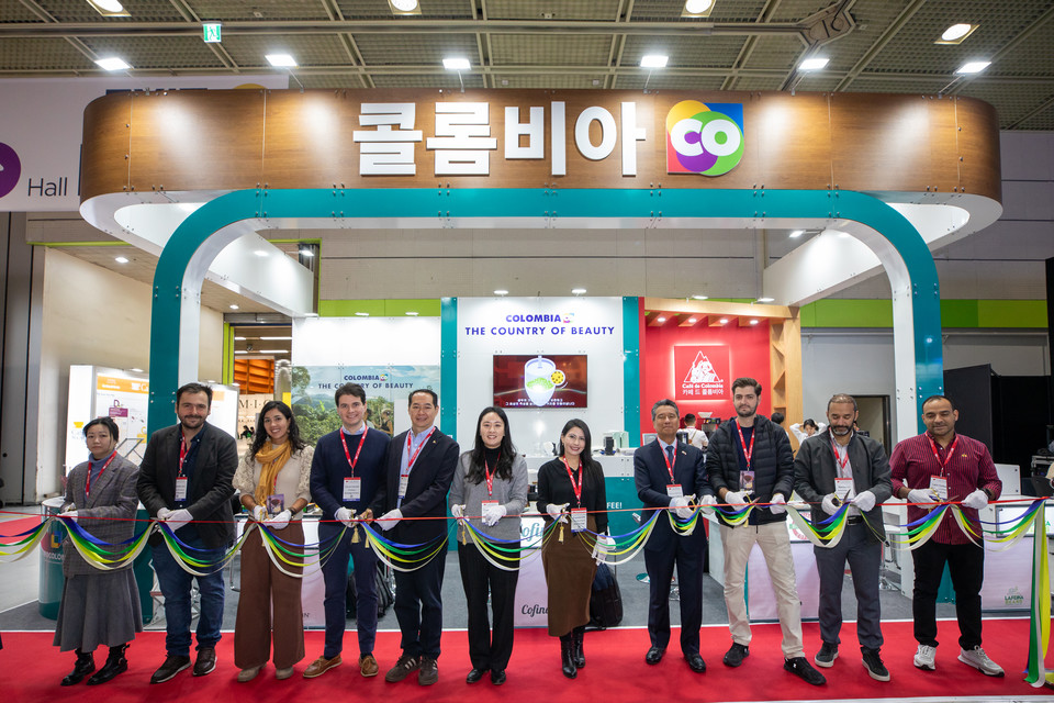 프란시스코 알베르토 곤살레스 주한 콜롬비아 임시대사(Chargé d’Affaires)와 셜리 베가 프로콜롬비아 한국 지사장 그리고 콜롬비아 대표 커피 기업 관계자들이 참석한 가운데 테이프 커팅식을 진행하고 있다. 사진=프로콜롬비아