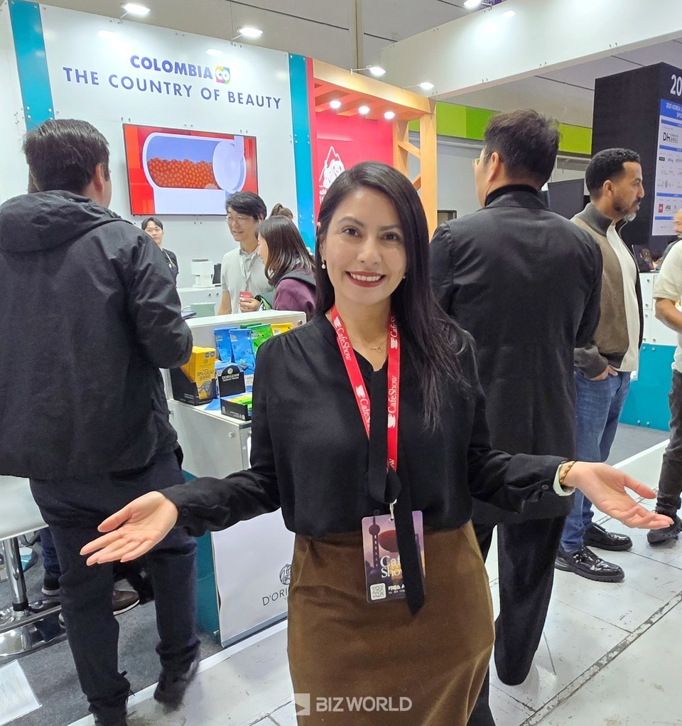 셜리 베가 프로콜롬비아 한국 지사장이 콜롬비아 부스에 대해 설명하고 있다. 사진=손진석 기자