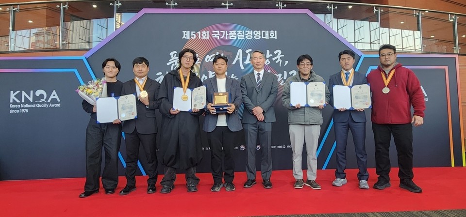 국가품질경영대회 수상 기념 넥센타이어 임직원들이 단체 사진을 촬영하고 있다. 사진=넥센타이어