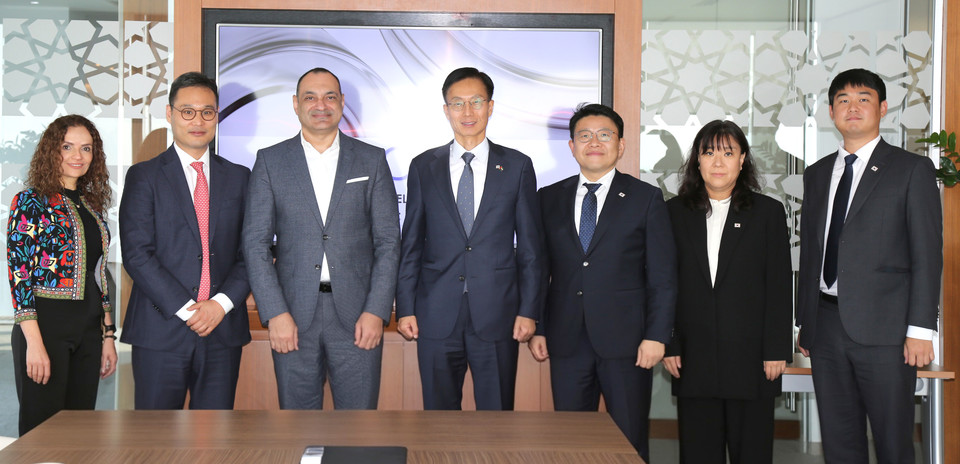 김용선 지식재산처장(왼쪽 네 번째)과 오마르 오베이다트(Omar Obeidat) 알 타미미 앤 컴퍼니(Al Tamimi & Company) 지식재산권 및 경쟁 부문 책임자(왼쪽 세 번째)가 관계자들과 기념촬영을 하고 있다. 사진=지식재산처