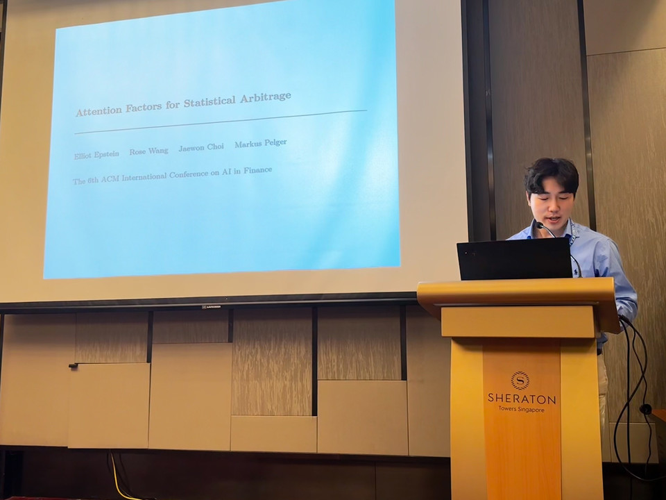 한화생명은 지난 15일부터 18일까지 싱가포르에서 열린 세계 금융 AI(인공지능) 분야 최고 권위 학술대회 ‘ICAIF 2025’에서 한화생명 AI연구소와 미국 스탠퍼드 HAI(Human-Centered AI)가 공동 연구한 ‘AI 기반 차익거래 모델’ 논문을 발표했다고 밝혔다. 한화생명 AI연구소 관계자가 ICAIF 2025에서 연구 성과를 발표하고 있다. 사진=한화생명