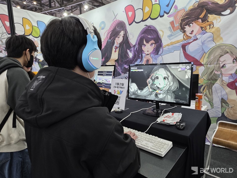 지스타 2025에서 도도리를 체험하는 관람객. 사진=이효정 기자