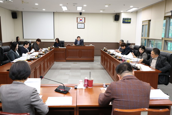 용인특례시의회 자치행정위원회가 지난 19일 재무국 행정사무감사 3일차 일정을 진행했다. 사진=용인시의회