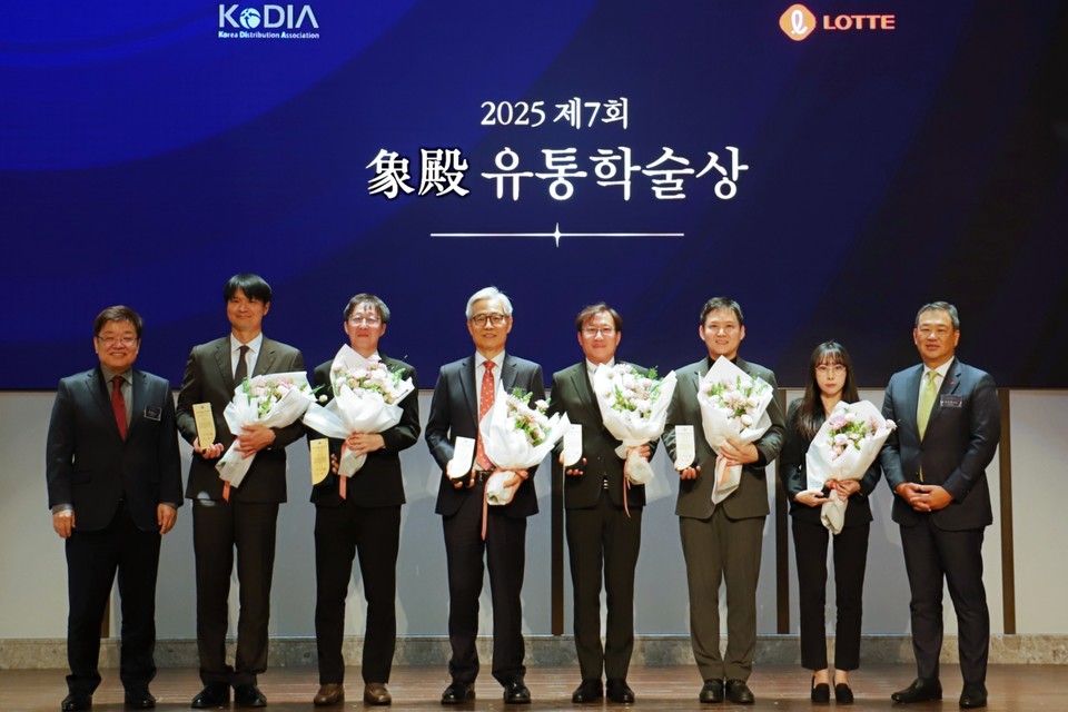 (왼쪽부터) 박경도 한국유통학회장, 이태희 계명대 교수(최우수상 물류), 허원무 인하대 교수(최우수상 학술), 한상린 한양대 교수(학술대상), 김창주 리츠메이칸대 교수(최우수상 학술), 이성호 국립한밭대 교수(최우수상 정책), 이예령 화성의과대 교수(신진연구상), 김상현 롯데 유통군 총괄대표 부회장. 사진=롯데그룹