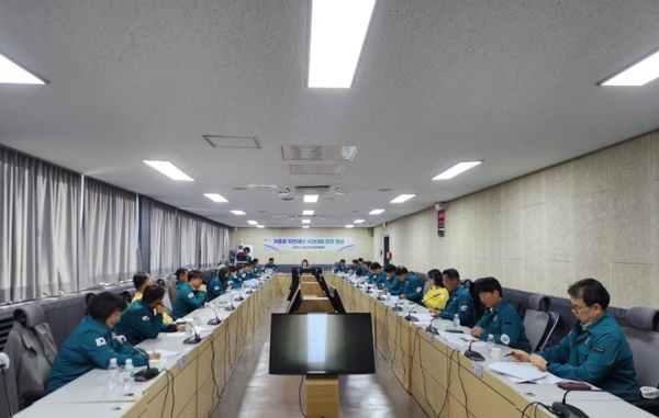 여주시는 지난 19일 시청 상황실에서 ‘2025년 겨울철 대설·한파 대비 대책 및 사전대비 점검회의’를 열어 다가오는 겨울철 한파대비 재난 대응 태세를 점검했다. 사진=여주시