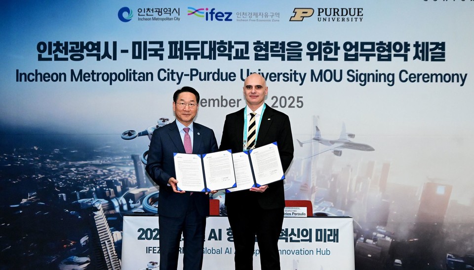 유정복 인천시장이 20일 송도컨벤시아에서 열린 '인천광역시-미국 퍼듀대학교 협력을 위한 업무협약 체결식'에서 디미트리오스 페룰리스 퍼듀대학교 부총장과 협약을 체결한 뒤 기념촬영을 하고 있다. 사진=인천시