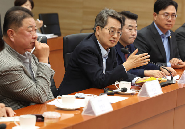 김동연 경기도지사가 20일 파주 LG디스플레이 R&D동에서 열린 ‘차세대 OLED 투자현장 간담회’에 참석했다. 사진=경기도청