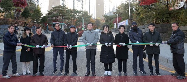 용인시는 기흥구 마북동 교동마을 현대홈타운·교동초등학교 일대 우회전 전용차로를 확장하고 19일 준공식을 가졌다. 사진=용인시