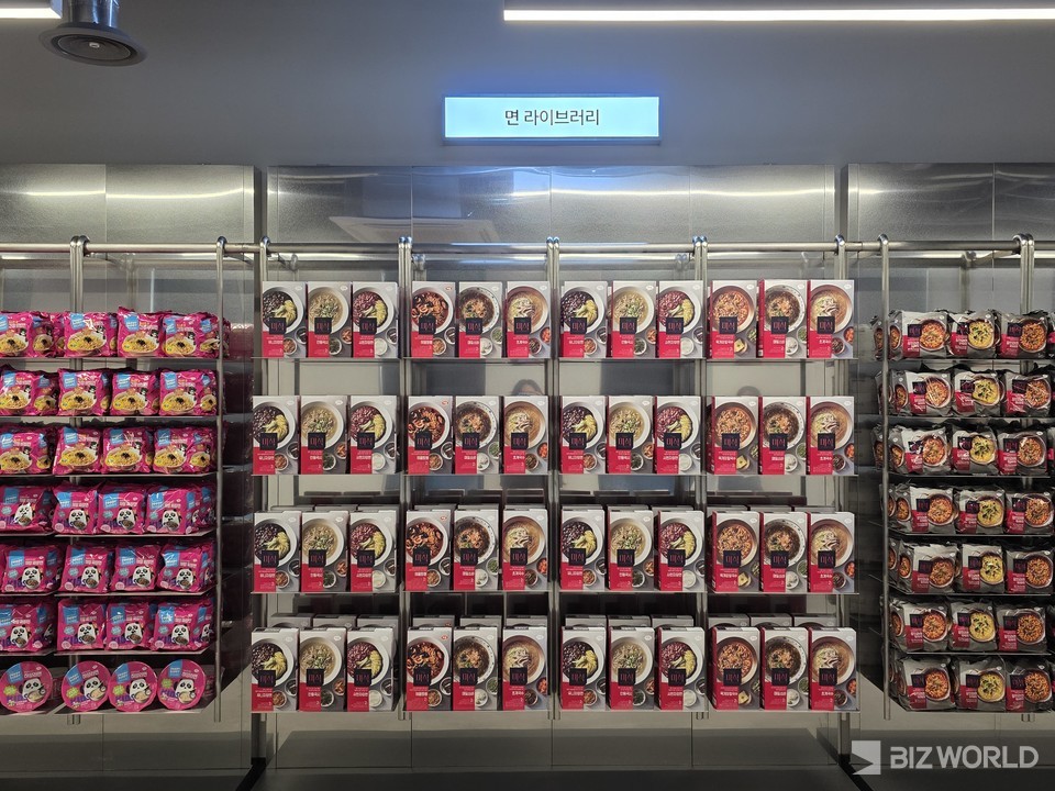 하림 공장 내 진열된 더미식 라면. 사진=이효정 기자