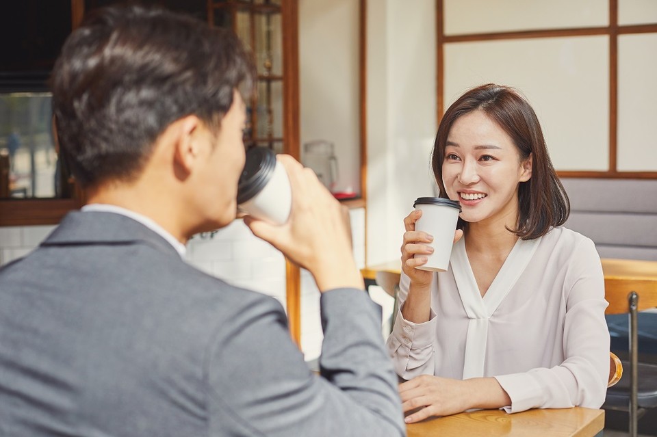 결혼정보회사 ‘듀오’가 소개팅 경험이 있는 미혼남녀 1000명(남 500명·여 500명)을 대상으로 설문조사를 한 결과 응답자의 절반(47%)이 '삼프터' 이후 실제 교제로 발전했다고 21일 밝혔다. 사진=듀오