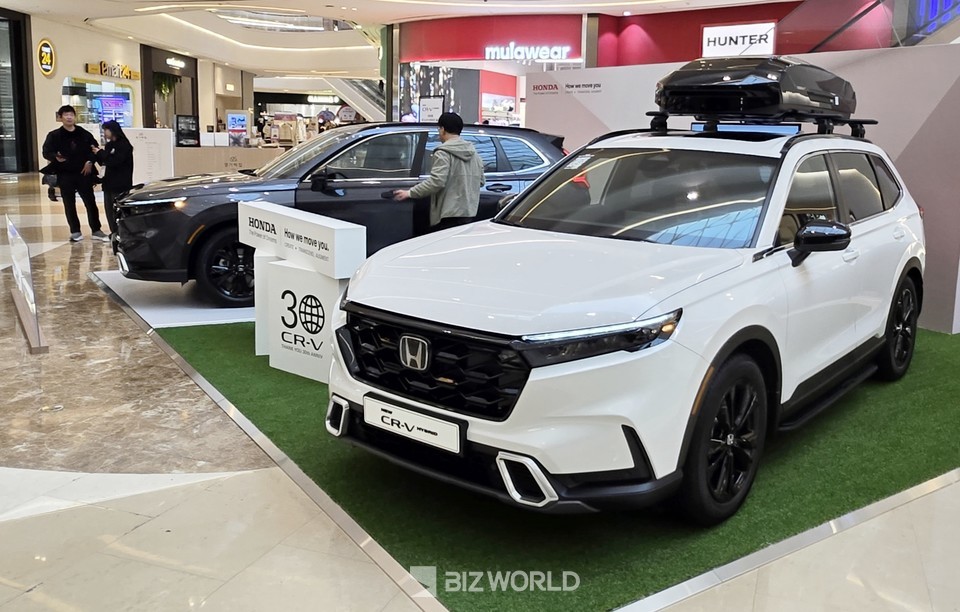 하남 스타필드에 전시되어 있는 2026년형 혼다 CR-V 하이브리드를 살펴보고 있는 고객들. 사진=손진석 기자